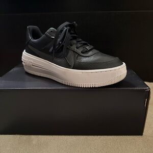 Nike Black and White Women's Sneakers